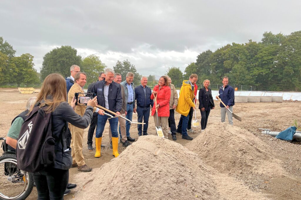 Mit dem Spatenstich am 15. September 2025 hat in Rastatt offiziell der Bau des neuen Kombibads begonnen. Von links mit Spaten: Architekt Gunnar Lehmann (Lehmann Architekten), Olaf Kaspryk (Betriebsleiter Eigenbetrieb Bäder, Versorgung und Verkehr), Oberbürgermeisterin Monika Müller, Bürgermeister Raphael Knoth sowie Tobias Peter (stellvertretender Betriebsleiter Eigenbetrieb Bäder, Versorgung und Verkehr). Im Hintergrund: Mitglieder des Gemeinderats Rastatt und des Kombibad-Beirats. (Foto: Maleen Thiele)