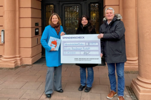 Oberbürgermeisterin Monika Müller (links) und Olaf Kaspryk, Betriebsleiter des Eigenbetriebs Bäder, Versorgung und Verkehr, überreichten am 22. Januar 2026 den Erlös der Fliesenauktion Natura/Alohra in Höhe von 1.707 Euro an Petra Möller von der Inklusiven Ferienfreizeit Rastatt. Foto: Maria Philipps.